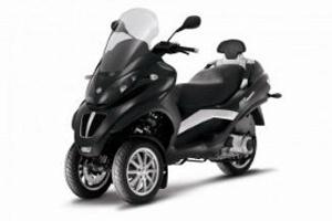 Piaggio MP3: The Scooter With Training Wheels