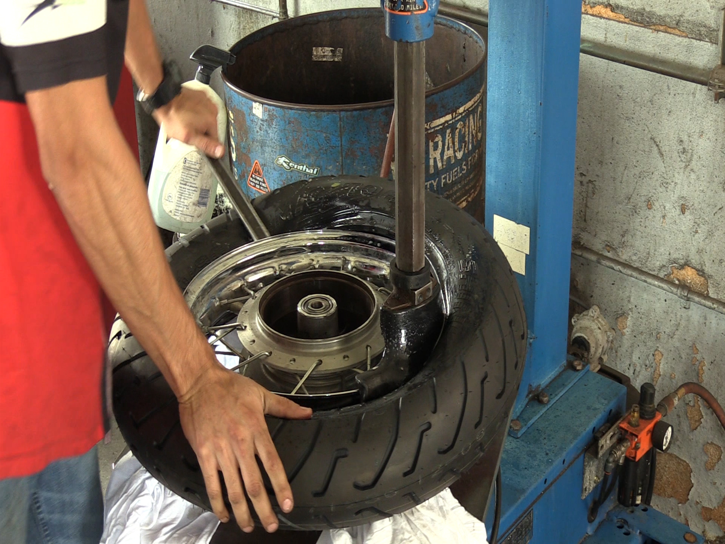 Mastering the Art of How to Change a Motorcycle Tire插图4